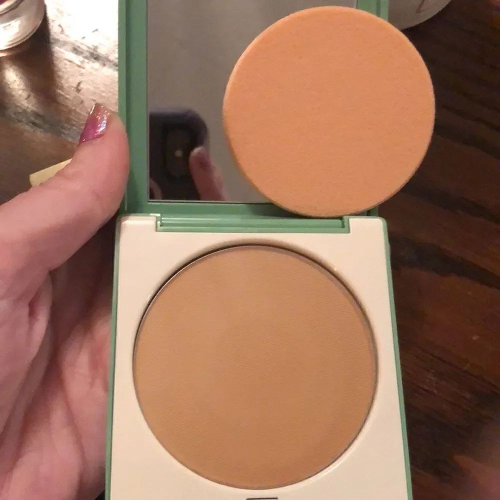 Clinique Stay-Matte Sheer Pressed Powder - Picture 2 of 2